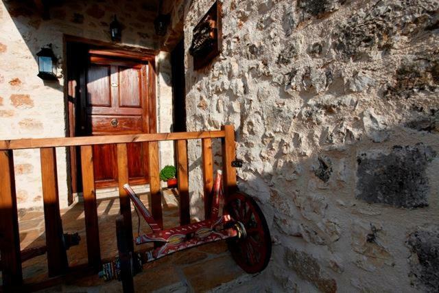Yono'S Traditional House Ano Ravenia Chambre photo